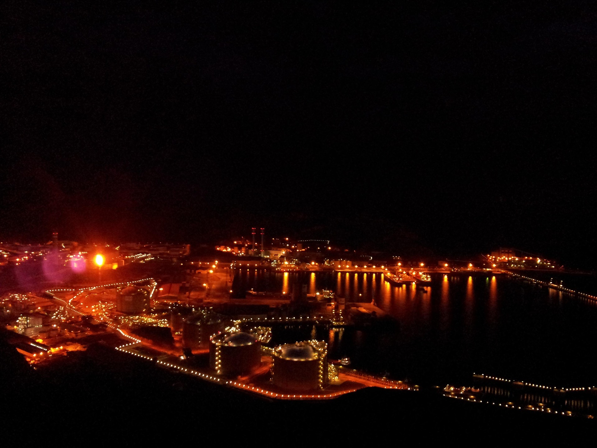 Modern oil refinery infrastructure
